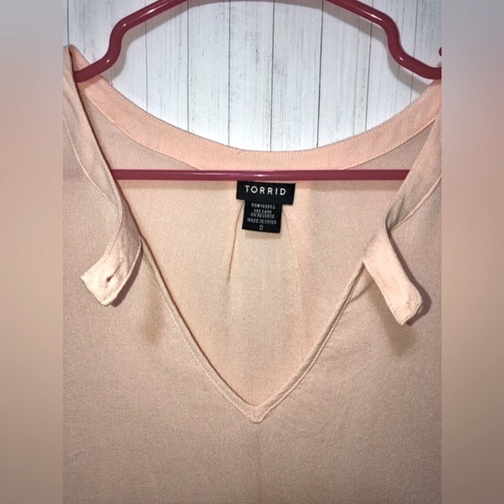 🧧Torrid light pink rayon sleeveless mock neck keyhole top - Picture 6 of 10